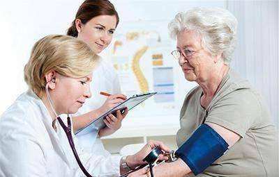 老人患高血压有什么危害（老年人高血压怎么办）